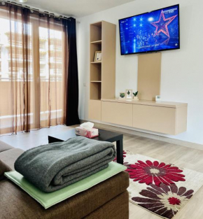 Mountain Crib in Urban Plaza w. Parking & Netflix